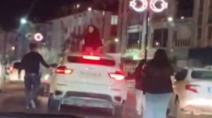 Trafikteki kavgada otomobilin üzerine çıkıp zarar verdi